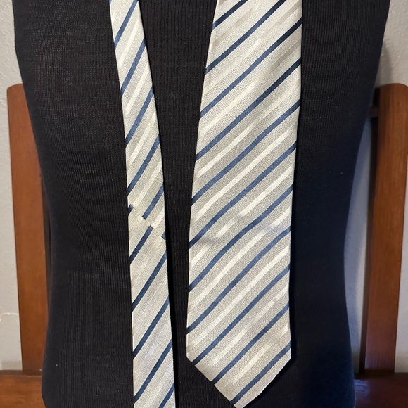 AUTHENTIC EMPORIO ARMANI 100% SILK NECKTIE TIE BLUE SILVER STRIPE - Picture 1 of 5